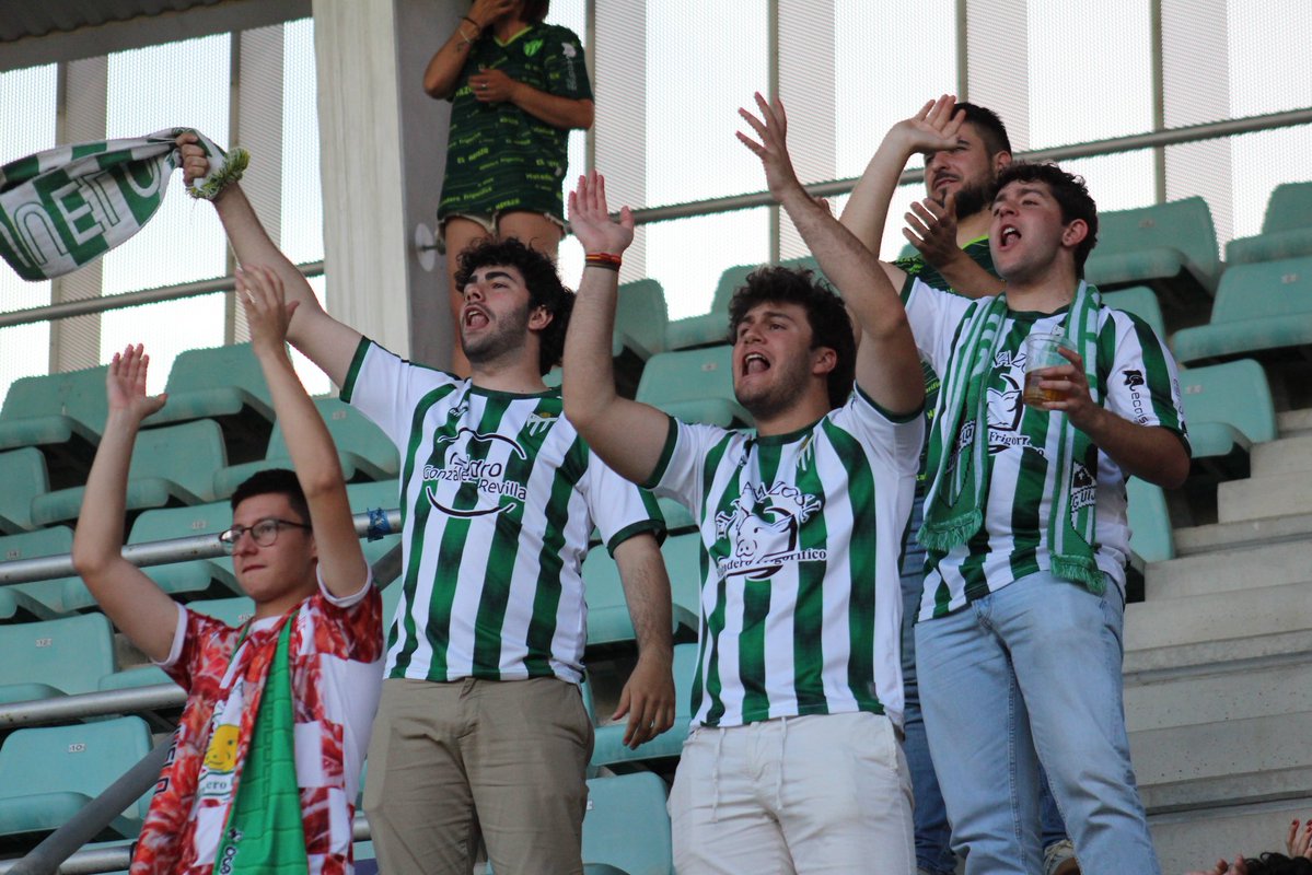 clubdepguijuelo's tweet photo. 𝐃𝐮𝐞𝐥𝐞 𝐲 𝐦𝐮𝐜𝐡𝐨.

Porque cuando llegas tan lejos, cuando estás tan cerca y cuando lo das todo, quedarse a las puertas duele.

Pero si algo nos ha enseñado este camino es que volveremos a levantarnos. Lo intentaremos otra vez. Y volveremos a luchar por ello.

Gracias a todos los que habéis estado a nuestro lado durante toda la temporada y, especialmente, a los que hoy habéis recorrido kilómetros para acompañarnos hasta el final.

Este no era el final que soñábamos, pero sí el camino que hemos recorrido juntos.

Gracias, afición. 💚