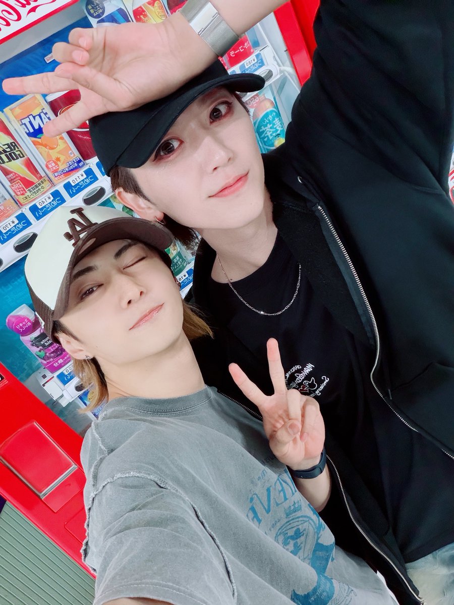 nkns__tomoya's tweet photo. 舞台 「おそ松さん 𝟮𝗻𝗱 𝗦𝗘𝗔𝗦𝗢𝗡𝟮」
千秋楽！！

今日まで養ってくれてありがとうー！！

やっぱりニート生活最高！！！

また必ず会おうね✌🏻

みんなでボーリングしてて
投稿遅くなりました...🎳
#松ステ　#おそ松さん https://t.co/kL72CJmR7r