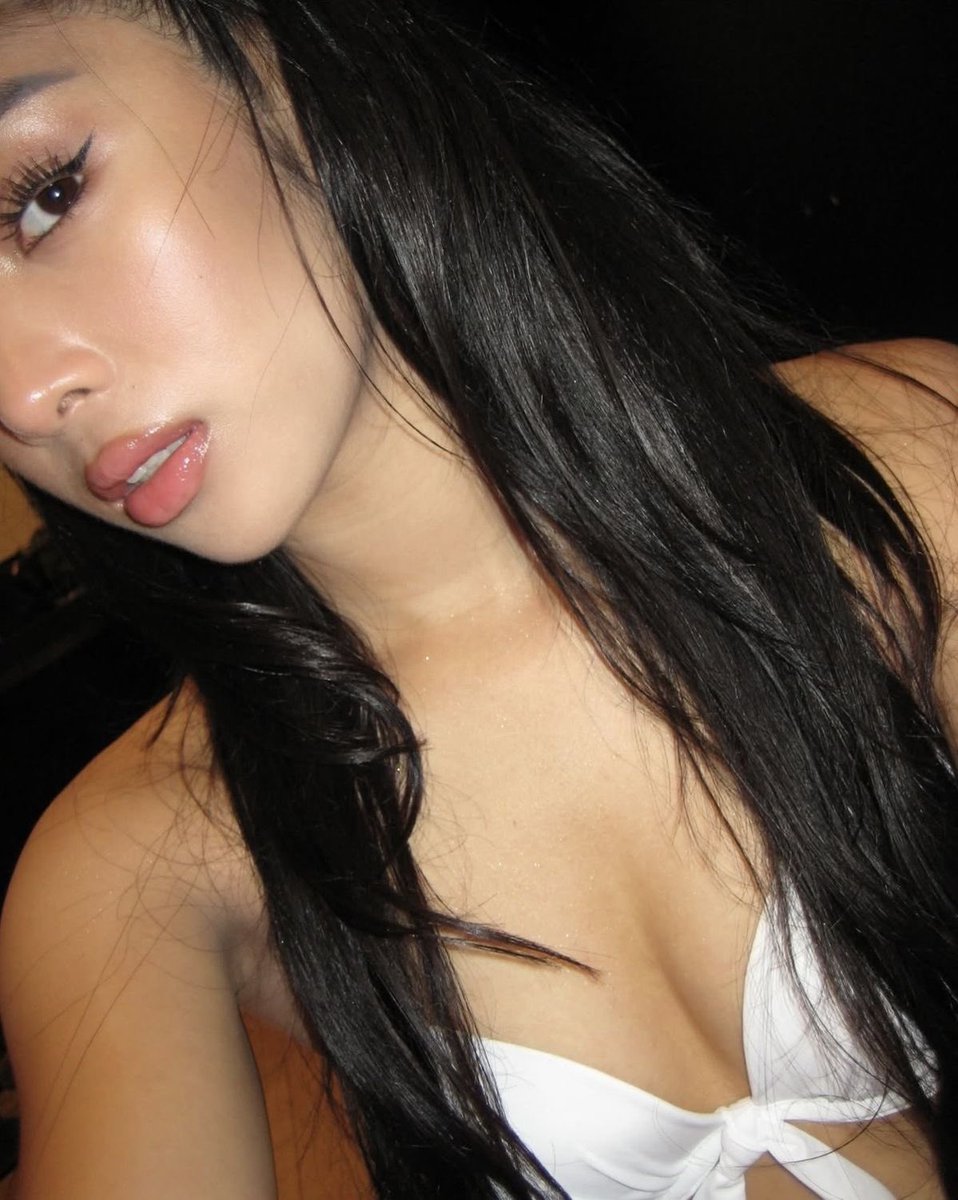 carnalits's tweet photo. Keeping my lips glossed at all times, just in case https://t.co/HeSN4Ke0dm