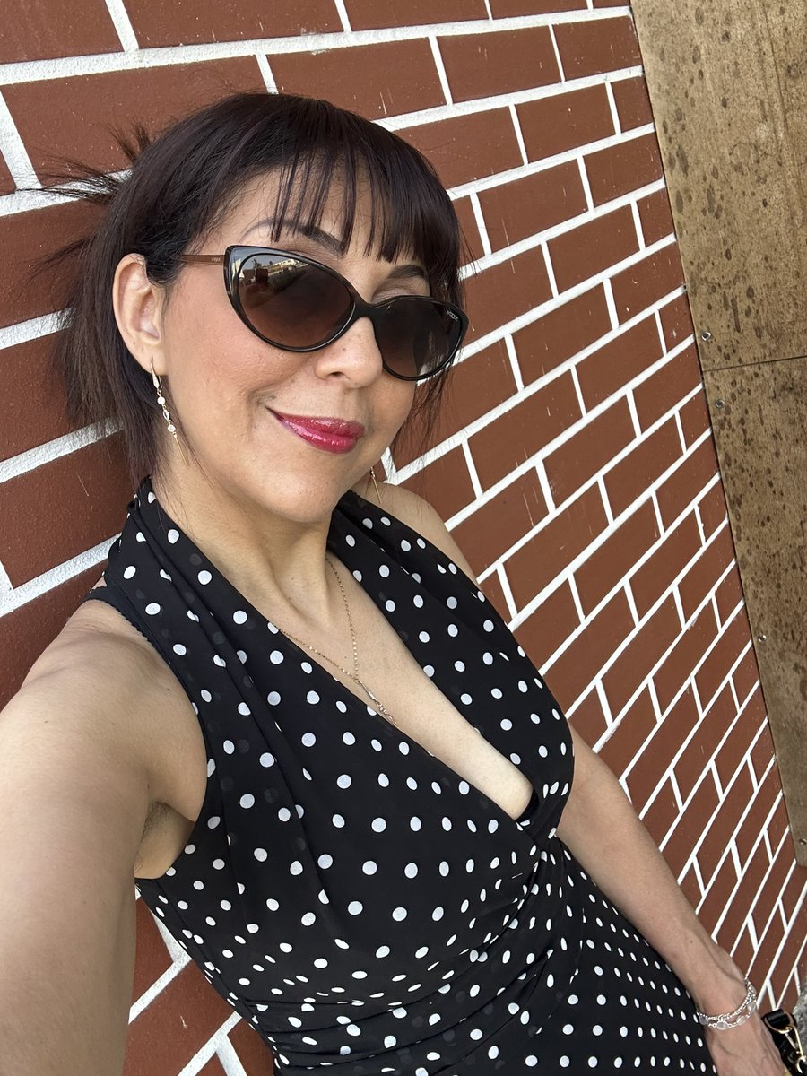 HendaAyari5's tweet photo. Petit coucou en mode selfie à toutes les personnes qui m’ont insulté de prostituée parce qu’après le voile j’ai osé porter un décolleté, je vous avais promis d’autres photos pour bientôt, alors comme promis me revoilà avec une nouvelle coupe de cheveux et en mode crâneuse 😉 
Bouhh a tous les haineux. Bisous à tous ceux qui m’aiment 😘💖