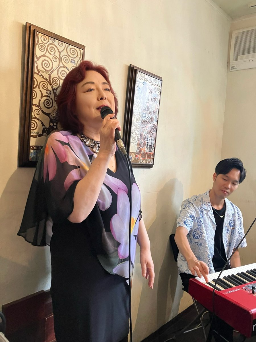 KeikoAi0510's tweet photo. 今日は、川口安行の「cafe and dining OH! GOD!の10周年記念ライブ」でした。
林シオンさんがオーナーのこちらのお店には、以前も何度か歌いに行き、おせわになりました。
今日のランチは「彩色兼美ランチ」❣️
色とりどりのお野菜のサラダが、まさに彩色=菜食で、とって���美味しかったです‼️

10周年という事で、早くからお声かけ頂き、お席もSold Out❣️
リピーターのお客様から初めてのお見えなった方、埼玉県なので何と同級生がサプライズで来てくれたり…
客席を見渡すと、古くからのファンの方も何人も来て下さいました‼️
そんな中で、穴水佑輔のアルバム
「Respect」からも、初お披露目の曲も早速歌いました‼️
お陰様でとても好評で、ライブ終了後佑輔も何人もの方にお声かけ頂きました。

早速，今日の写真と共にこんな感想を頂きました‼️
"本日は素晴らしいライブをお贈り下さり、ありがとうございます。
『彩色兼美』は、何気ない日常を送ることの尊さ、人を思いやる心、人生を重ねて行くことの美しさが綴れたアルバムと感じます。"(数年来のファン、久々のH.Kさん)

"泣きすぎて目が腫れてます。笑
今日会場で初めて会った方と、その後…ご飯に行��、お友達になれ素晴らしい出会いもありました。"
(看護師さんでやっと来られたS.Kさん)

皆さんの心に寄り添える歌を、私も佑輔も願って歌っています。
今日お越し下さった皆様、ありがとうございました❣️

シオンさん、お世話になりお疲れ様でした‼️
OH!GOD!!LIVE、次回は秋にやりたいです❣️
またお会いする日まで、シオンさんも皆様も、どうぞお元気でお過ごし下さい❣️

#川口安行　#OHGOD
#10周年記念ライブ
#丸山圭子　#穴水佑輔
#彩色兼美　#RESPECT