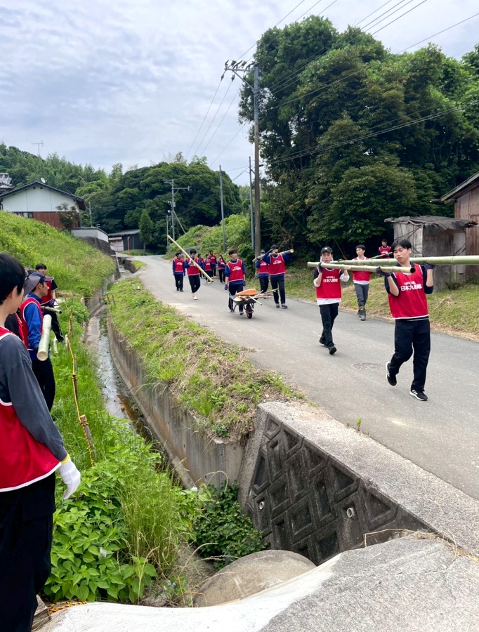 yusei_HS's tweet photo. 【ｲﾝﾀｰｱｸﾄｸﾗﾌﾞ】６月１４日（日）、部員１７名がNPO法人日本九援隊様と「福津市内殿地区災害ボランティア」を行いました。

昨年の夏の大雨で崩れた土手の修繕と、地域住民を励ますために設置したこいのぼり撤去を行いました。

https://t.co/ty2pUmsxV6 https://t.co/fjxn2YuZYq