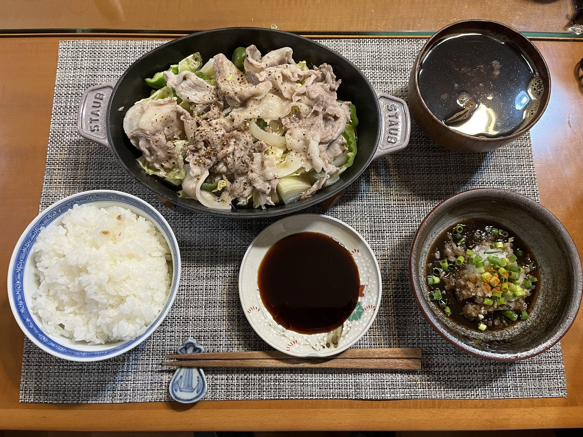 kumat1968's tweet photo. ストウブで豚肉と野菜を蒸しておかずにする。 https://t.co/q079vyc92a