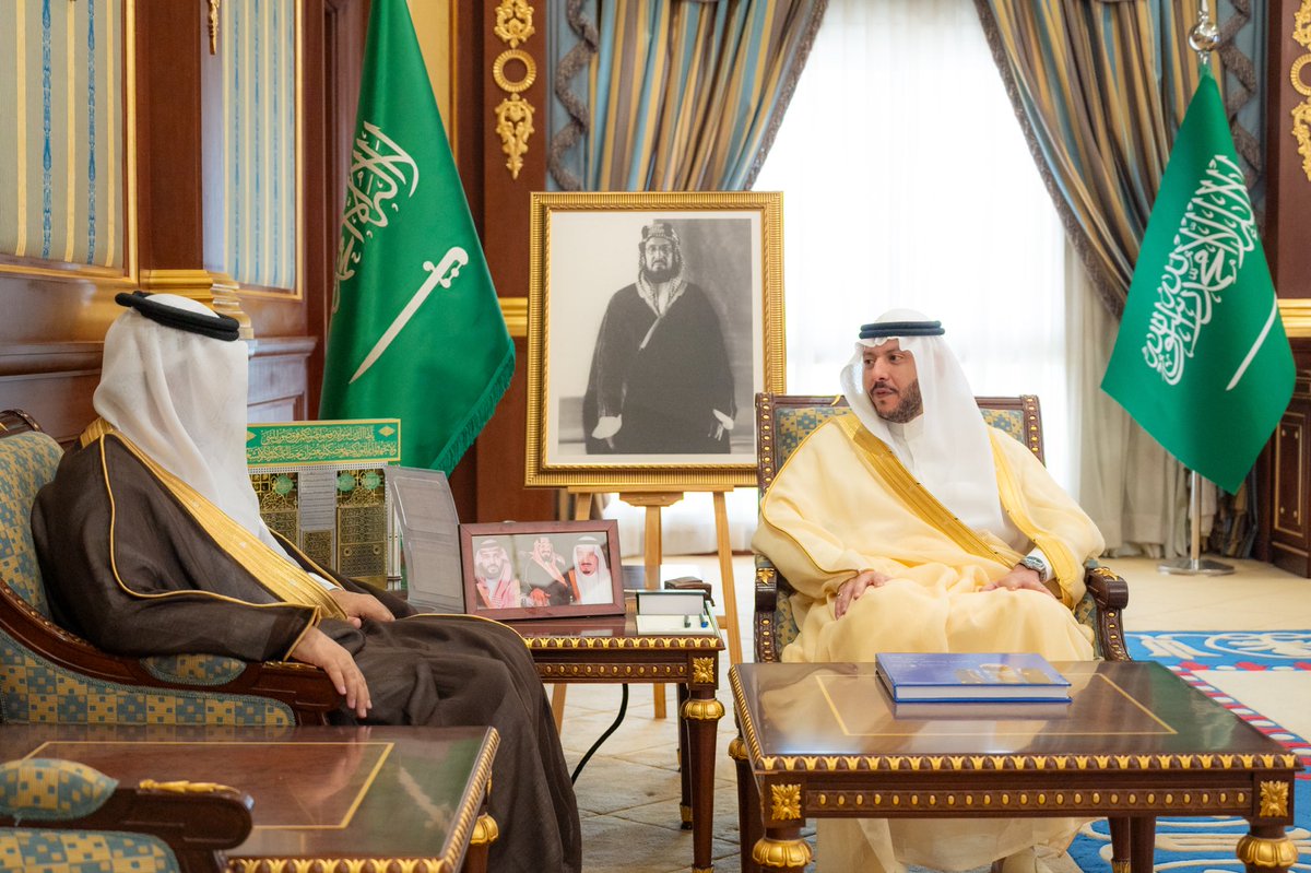 imarat_almadina's tweet photo. سمو نائب أمير منطقة #المدينة_المنورة #سعود_بن_نهار يستقبل مدير فرع الهيئة العامة للإحصاء بالمنطقة، سالم الحربي، ويطّلع على التقرير السنوي للفرع لعام 2025، وما تضمنه من مؤشرات وبيانات تدعم التخطيط واتخاذ القرار، وتسهم في تعزيز كفاءة التنمية بما ينسجم مع مستهدفات #رؤية_السعودية_2030.