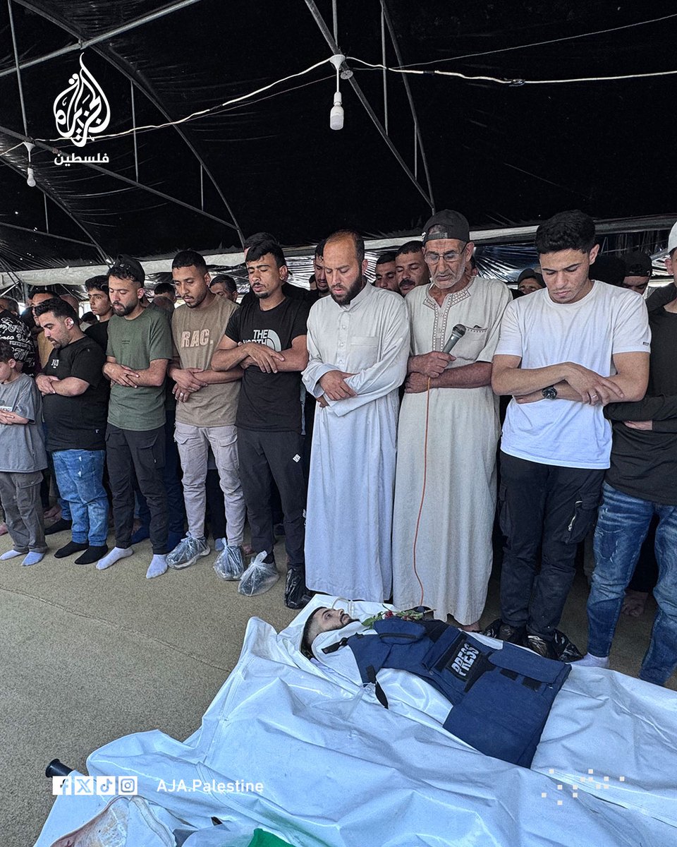 AJA_Palestine's tweet photo. صلاة الجنازة على الشهيد مصور الجزيرة مباشر أحمد وشاح في المسجد الكبير بمخيم البريج في قطاع #غزة 
#البوم https://t.co/R84QIH8Ys9
