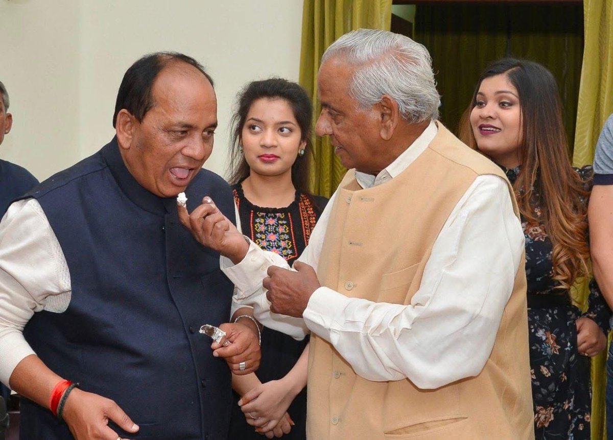 RajveersinghUP's tweet photo. मेरे पिता, मेरे आदर्श…

आज पितृ दिवस के पावन अवसर पर महान व्यक्तित्व, श्रद्धेय स्व. कल्याण सिंह ‘बाबूजी’ की पुण्य स्मृति को कोटि-कोटि नमन।

पिता केवल एक शब्द नहीं, बल्कि एक संपूर्ण जीवन-दर्शन हैं। पिता जीवन हैं, पिता दृष्टि हैं, पिता हमारे अस्तित्व का आधार हैं। वे वह नींव हैं, https://t.co/YEzHB5sK7l