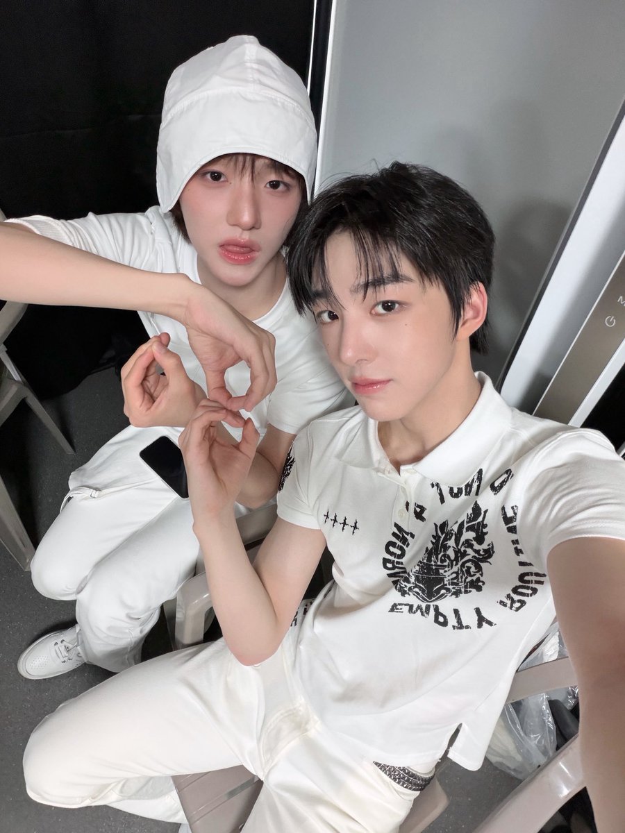 1010x0607's tweet photo. 둘이 8을 만들엇네요
ㅅㅁ이가 위
ㅈㅎ이가 아래를 맡았네요
이거 셈쭌이네요 https://t.co/JWSg3b97Fg