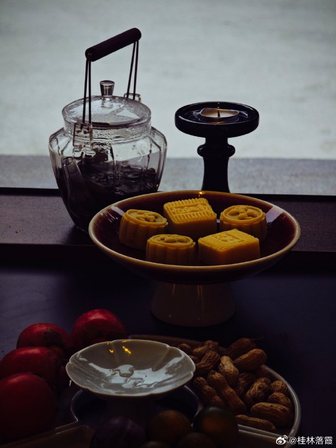 igsanri's tweet photo. A bowl of hot ginger tea and a warm steamed bun at midnight—small tastes, big comfort for a tiring day https://t.co/rUj6UFvR60