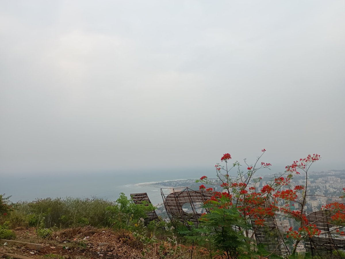 Siya7232's tweet photo. पहाड़ और समुद्र 
एक साथ देखना हो तो आइए 
Vizag में 🤌💓💞 https://t.co/R2Xv6J52yY