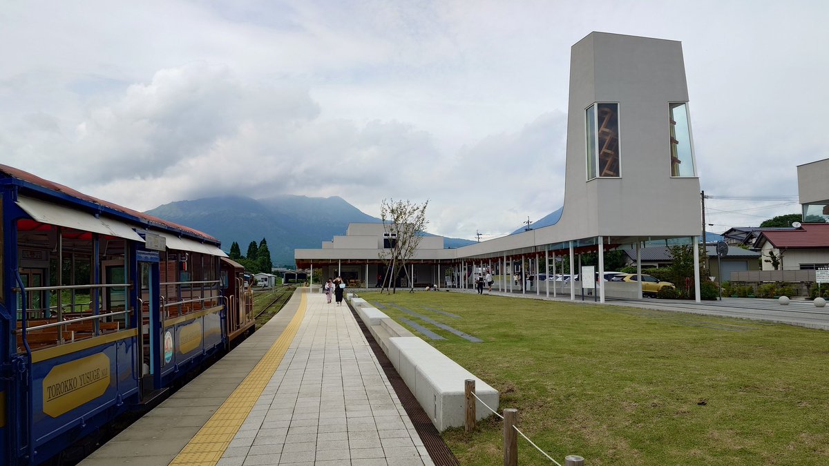suzugamori2's tweet photo. バスは高森駅で小休憩。高森駅は建物が増えてました。これは何かモチーフがあるのかな？あの海賊団の方も元気そう。高森と高千穂が鉄道で繋がった世界も見てみたかったなぁ。 https://t.co/9HwiJyqrKp