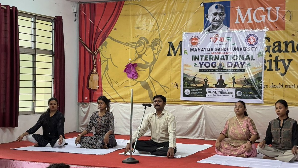 NssMahatma's tweet photo. MGU celebrated #InternationalYogaDay2026 with active participation from the Hon’ble Vice Chancellor, Deans, faculty members, NSS volunteers and students, promoting the message of health, harmony and well-being through yoga.

#YogaDay #MGU #NSS https://t.co/mCyJXyFleq