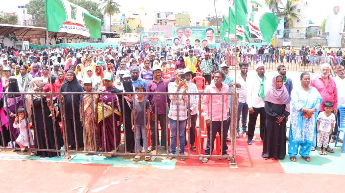 hd_kumaraswamy's tweet photo. 📍ಬೆಂಗಳೂರು

ಮಾಜಿ ಶಾಸಕರು ಹಾಗೂ ಹಿರಿಯ ನಾಯಕರೂ ಆಗಿರುವ ಶ್ರೀ ಅಖಂಡ ಶ್ರೀನಿವಾಸಮೂರ್ತಿ ಅವರು ತಮ್ಮ ಸಾವಿರಾರು ಬೆಂಬಲಿಗರೊಂದಿಗೆ @JanataDal_S ಪಕ್ಷಕ್ಕೆ ಸೇರ್ಪಡೆಯಾದರು. ಅವರು ಪಕ್ಷ ಸೇರ್ಪಡೆ ಆಗಿದ್ದಾರೆ ಎನ್ನುವುದಕ್ಕಿಂತ ತಮ್ಮ ಮನೆಗೆ ವಾಪಸ್ ಬಂದಿದ್ದಾರೆ ಎನ್ನುವುದೇ ಸರಿ. ಅವರನ್ನು ಹೃದಯಪೂರ್ವಕವಾಗಿ ಬರಮಾಡಿಕೊಂಡಿದ್ದೇನೆ.

ಪುಲಕೇಶಿ ನಗರದಲ್ಲಿ ನಡೆದ ಈ ಕಾರ್ಯಕ್ರಮದಲ್ಲಿ ಪಕ್ಷದ ಗ್ರೇಟರ್ ಬೆಂಗಳೂರು ಅಧ್ಯಕ್ಷ ಶ್ರೀ ಹೆಚ್.ಎಂ. ರಮೇಶ್ ಗೌಡ ಸೇರಿದಂತೆ ಅನೇಕ ಮುಖಂಡರು, ಕಾರ್ಯಕರ್ತರು ಭಾಗಿಯಾಗಿದ್ದರು. 

#ಬೆಂಗಳೂರು