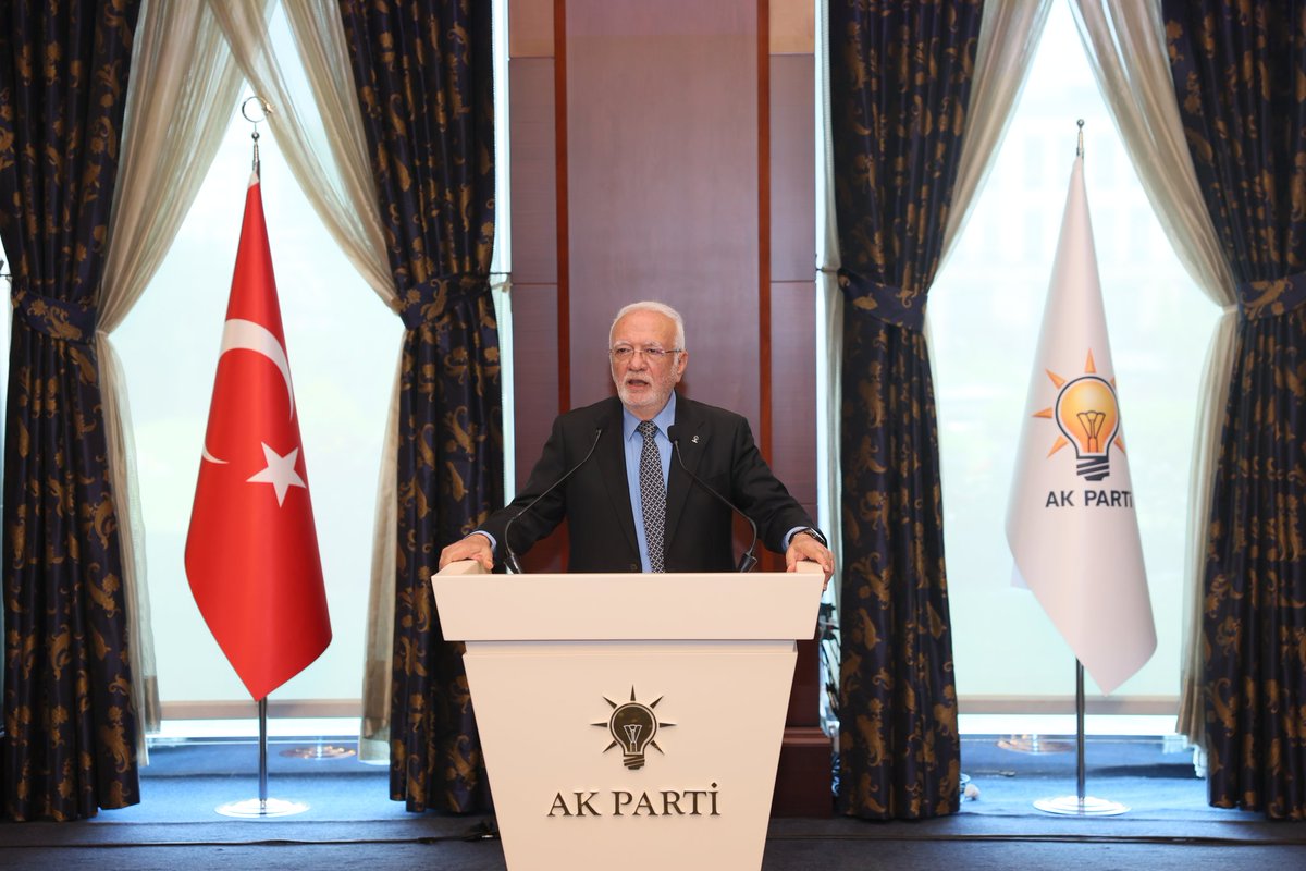 mustafaelitas's tweet photo. Baba…

İnsanoğlunun hayata gözlerini açtıktan sonra hecelemeye çalıştığı ilk kelimelerden biri olsa da baba demek, yalnızca bir kelime değildir. 

Ömür boyu gölgesinde serinlediğimiz, varlığıyla güven bulduğumuz, yokluğunda ise içimizde derin bir boşluk hissettiğimiz ulu bir çınardır baba.

Baba; kimi zaman susarak seven, kimi zaman bakışıyla koruyan, kimi zaman yorgunluğunu belli etmeden evladına güç veren büyük bir nimettir. Varlığında çoğu zaman kıymetini tam idrak edemediğimiz, yokluğunda ise kalbimizin en mahzun yerinde aradığımız tarifsiz bir sığınaktır baba.

Bebekliğimizden çocukluğumuza, gençliğimizden ömrümüzün her çağına kadar hayatımıza iz bırakan; dimağımıza güveni, gönlümüze merhameti, omuzlarımıza hayatın yükünü taşıma kudretini nakşeden en müstesna değerdir baba.

Bugün Babalar Günü vesilesiyle, @AKKADINGM Başkanlığımızın düzenlediği çok anlamlı ve çok müstesna bir programda, aziz milletimizin gönlünde ayrı bir yeri olan kıymetli babalarımızla bir araya geldik.

Fakat bugün bambaşka bir hüzün, bambaşka bir vakar, bambaşka bir mana vardı.

Normalde Babalar Günü’nde evlatlar babalarını arar. Varlığıyla sevindiği babasına sarılır; yokluğuyla yüreğinde taşıdığı babasını rahmetle anar. Ama bugün, Babalar Günü’nde o yüce gönüllü babalar evlatlarını aradı.

Bugün babalarımız, göz bebeklerini aradı. Canlarından can bildikleri, adını her andıklarında yüreklerinin en derin yerinden sızlayan yiğit evlatlarını andılar. Vatan için, millet için, bayrak için kara toprağın bağrına emanet ettikleri kahraman evlatlarının hasretiyle bir kez daha vakur bir duruş sergilediler.

İşte o babalar, kendilerine vatan borçlu olduğumuz aziz şehitlerimizin babalarıydı…

Her masada bir dua vardı.
Her bakışta bir hasret vardı.
Her susuşta anlatılamayan bir acı, her duruşta ise devlete ve millete yakışan derin bir vakar vardı.

Evlatlarını bu vatan uğruna toprağa emanet eden o yüce gönüllü babalar; acılarını içlerine gömmüş, hasretlerini kalplerinde büyütmüş, fakat başlarını asla öne eğmemişlerdi. Onlar, tıpkı devletimiz gibi dimdik ayaktaydı. Yürekleri yanıyordu belki; fakat duruşları, hepimize sabrı, metaneti ve vatan sevgisinin ne büyük bir iman olduğunu yeniden hatırlatıyordu.

Baba olmak da biraz böyle değil midir?

Baba olmak; acısını belli etmeden ayakta durabilmektir.
Baba olmak; yüreği kan ağlasa da evladına, ailesine, milletine siper olabilmektir.
Baba olmak; yükünü sessizce taşımak, duasını eksik etmemek, vakarıyla evladına güven vermektir.

Bugün şehit babalarımızın şahsında bir kez daha gördük ki, bazı babaların yüreği yalnızca kendi evlatları için değil, bütün bir millet için atar. Onların evlatları bu vatanın bağrına düşmüşse, onların emaneti de artık hepimizin namusudur, vicdanıdır, sorumluluğudur.

Aziz şehitlerimizin geride bıraktığı her can; bu devlete, bu millete, bu memlekete emanettir. O emanetlere sahip çıkmak, sadece bir görev değil; aynı zamanda bir vefa, bir sadakat ve bir vatan borcudur.

Bu vesileyle; gönlü yüce, duruşu yüce, duası yüce kıymetli şehit babalarımızın ve tüm babalarımızın Babalar Günü’nü en kalbi duygularımla tebrik ediyorum.

Böylesine yiğit evlatları yetiştirdikleri için kendilerine milletimiz adına şükranlarımı sunuyor; aziz şehitlerimize olan sözümüzü bir kez daha yineliyorum:

Bu vatan, onların aziz hatırasına da; geride bıraktıkları mukaddes emanetlere de sonuna kadar sahip çıkacaktır.
Şühedamızın ruhu şad, mekanları cennet, makamları ali olsun.

Bu müstesna program vesilesiyle bizleri; şehitlerimizin ruhaniyetini derinden hissettiğimiz bu anlamlı atmosferde, devletimizin mukaddes emaneti olan kıymetli büyüklerimizle buluşturan Kadın Kolları Başkanlığımıza, Başkanımız Sayın @tugbaisikercan’ın şahsında ve emeği geçen tüm teşkilat mensuplarımıza şükranlarımı sunuyorum.