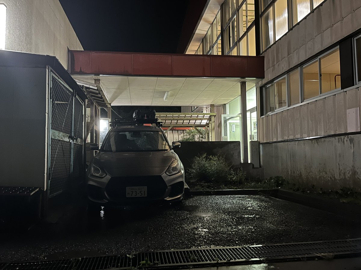 TakaDeMee's tweet photo. 車幅あと10cm大きかったら入れてない https://t.co/RJbSgl5SnA