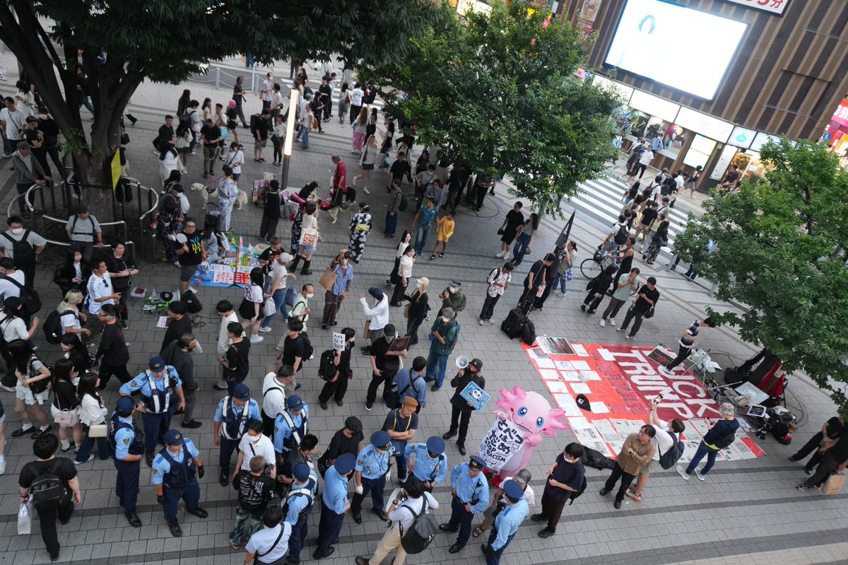 mkimpo_kid's tweet photo. 国会からの帰り道、18時過ぎ、新宿駅東南口をまた通ったら、さらなる混沌に。
右翼の街宣車駐まってるし、「#浴衣で夕涼み」って盆踊りしてる人たちいるし、ピンクのへんな動物いるし、とっくに街宣終わってるはずの日本救世党まだいてカウンターに囲まれてるし、なべくら氏寝てるし。。。
#路哲 https://t.co/gRfJ0hrlc1