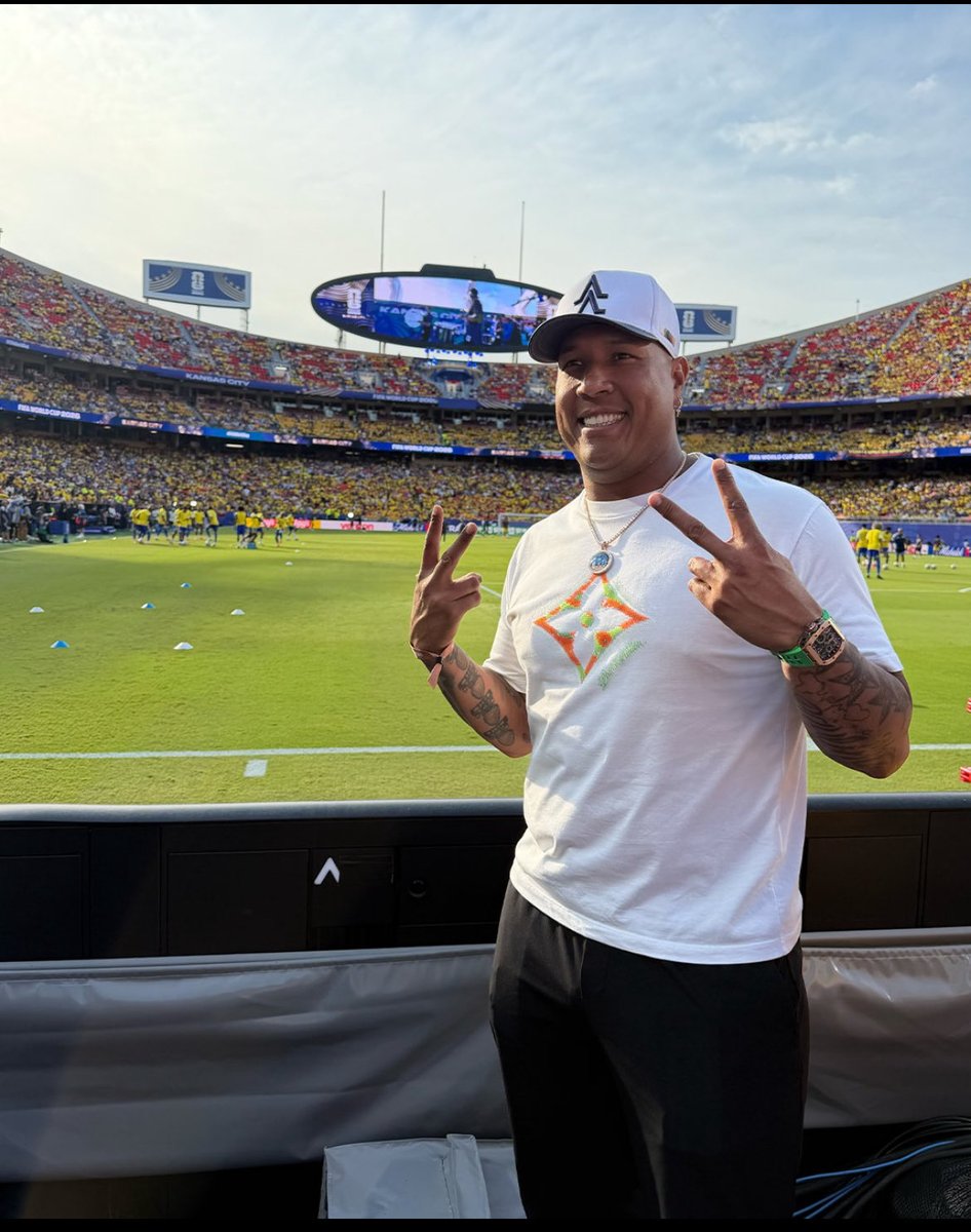 VzlanosMLB's tweet photo. Un campeón del mundo viendo el campeonato mundial del futbol 

El Capitán presente ayer en el juego entre Ecuador 🇪🇨 y Curazao 🇨🇼 

#Fountainsup | #VzlanosMLB
🇻🇪💛💙❤️🇻🇪 https://t.co/V2No7yKicJ