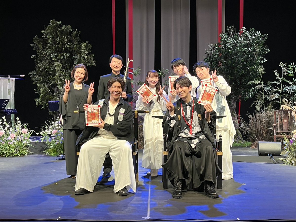 hatano_official's tweet photo. 千穐楽を務めさせて頂きました📕✨
ご来場くださった皆さま、ありがとうございます❗️
二胡とピアノの素敵な生演奏と、陰陽師の朗読世界で非日常を感じて頂けましたでしょうか？
このコンビだからこその“自由さ”で僕たち自身も楽しませて頂きました。
ね？博雅アクロバティックだったでしょ？😁 https://t.co/VgIpQJRupW