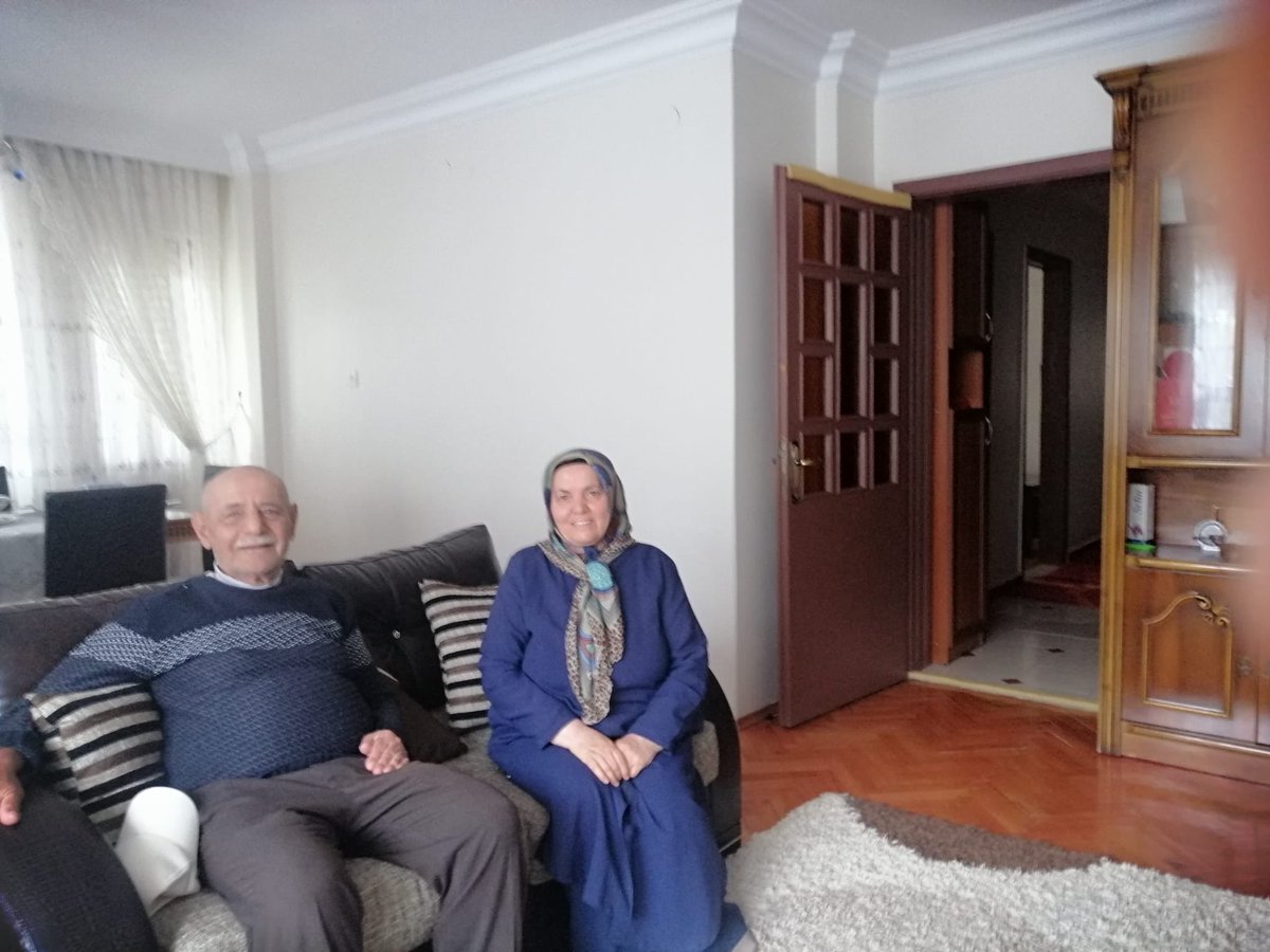 akcankayakadin1's tweet photo. 📍 Huzur Mahallesi

Sosyal Politikalar birimimiz, Babalar Günü vesilesiyle şehidimiz Bilal Temur’un  kıymetli babası Fikri Temur’u  hanesinde ziyaret etti.

Şehidimizin emaneti olan babamızın ve tüm fedakâr babalarımızın günü kutlu olsun. 🇹🇷 https://t.co/sSJ1feLmka
