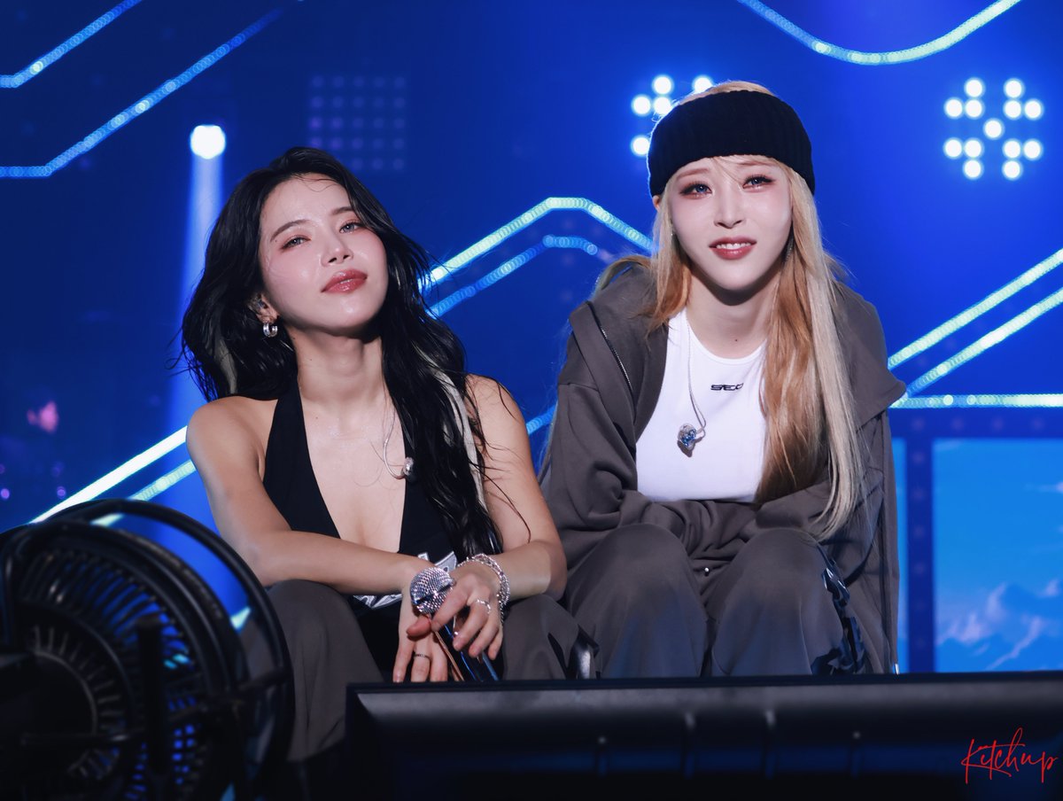 KETCHUP_221's tweet photo. 260621 MAMAMOO [4WARD] Concert in Seoul Day 3
용콩별콩 Moon&amp;Sunrise~
😌😳🥰

#마마무 #MAMAMOO
#솔라 #SOLAR
#문별 #MOONBYUL https://t.co/P59qDfrtQv