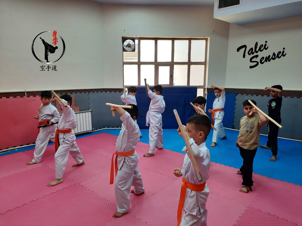 TaleiSensei's tweet photo. آموزش حرکات پایه سلاح تونفا
Teaching Basic Tonfa Techniques
#ar_talei #taleisensei #karate_do #Kobudō #tonfa #kyokushin #bushido
#ع_طالعی #طالعی_سنسی #کاراته_دو #کوبودو #تونفا #کیوکوشین #بوشیدو
#空手道 #古武道 #トンファー #極真 #武士道 https://t.co/edwSZKPYHO