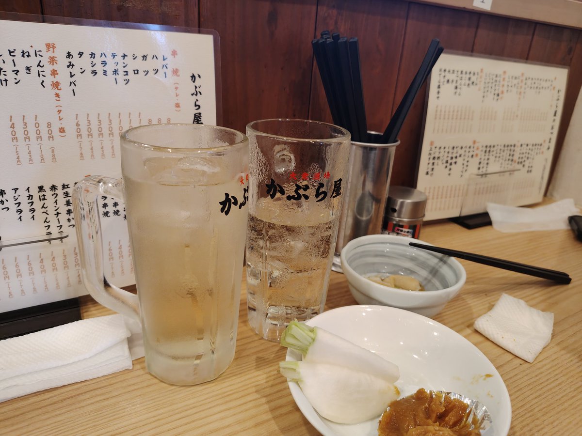 fukachun5's tweet photo. 1人飲みしている友達の所に突撃して来た。
なお、明日も飲みの予定ありますよ✨ https://t.co/2ynypGakJ3