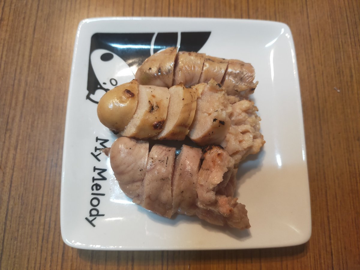 Alces5's tweet photo. そういえば最近作った物で変わった物と言えば、こんなのもあった。
一見何でもない焼きタラコのような見た目だけど、実はタラじゃなくて真鯛の卵。
タラコと同じように塩漬けした物を焼いたんだけど、タラコとはやはり少し違って生では少し鯛っぽい臭いが強くて不向き。
半生か完全に焼く方が旨いね。 https://t.co/9pWQQRqRKH