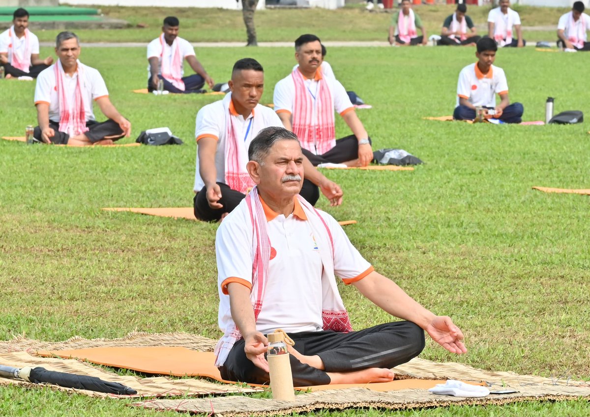 adgpi's tweet photo. #GeneralUpendraDwivedi, #COAS, led the #IndianArmy's International Day of Yoga celebrations at Tezpur, Assam. Nearly 15,000 participants, including troops and families of @GajrajCorps_IA, students, teachers, civil administration officials, CAPFs, tea plantation workers and distinguished achievers from the region, participated in the celebrations.

The celebrations were held simultaneously across the North East, reflecting a true Whole of Society approach towards health, wellness and national well-being.

#COAS, along with #PresidentAWWA, interacted with participants from all walks of life, appreciating their enthusiastic involvement and reaffirming the importance of collective action in building a healthier, stronger and more resilient Nation.

A key highlight of the event was the 'Jan Bhagidhari Se Pariyavaran Sanrakshan' initiative, during which #COAS led a plantation drive by planting an Arjun sapling, reinforcing the enduring bond between Yoga, environmental stewardship and sustainable living.

@DefenceMinIndia
@SpokespersonMoD
@moayush
#IDY2026
#YogaForHealthyAgeing