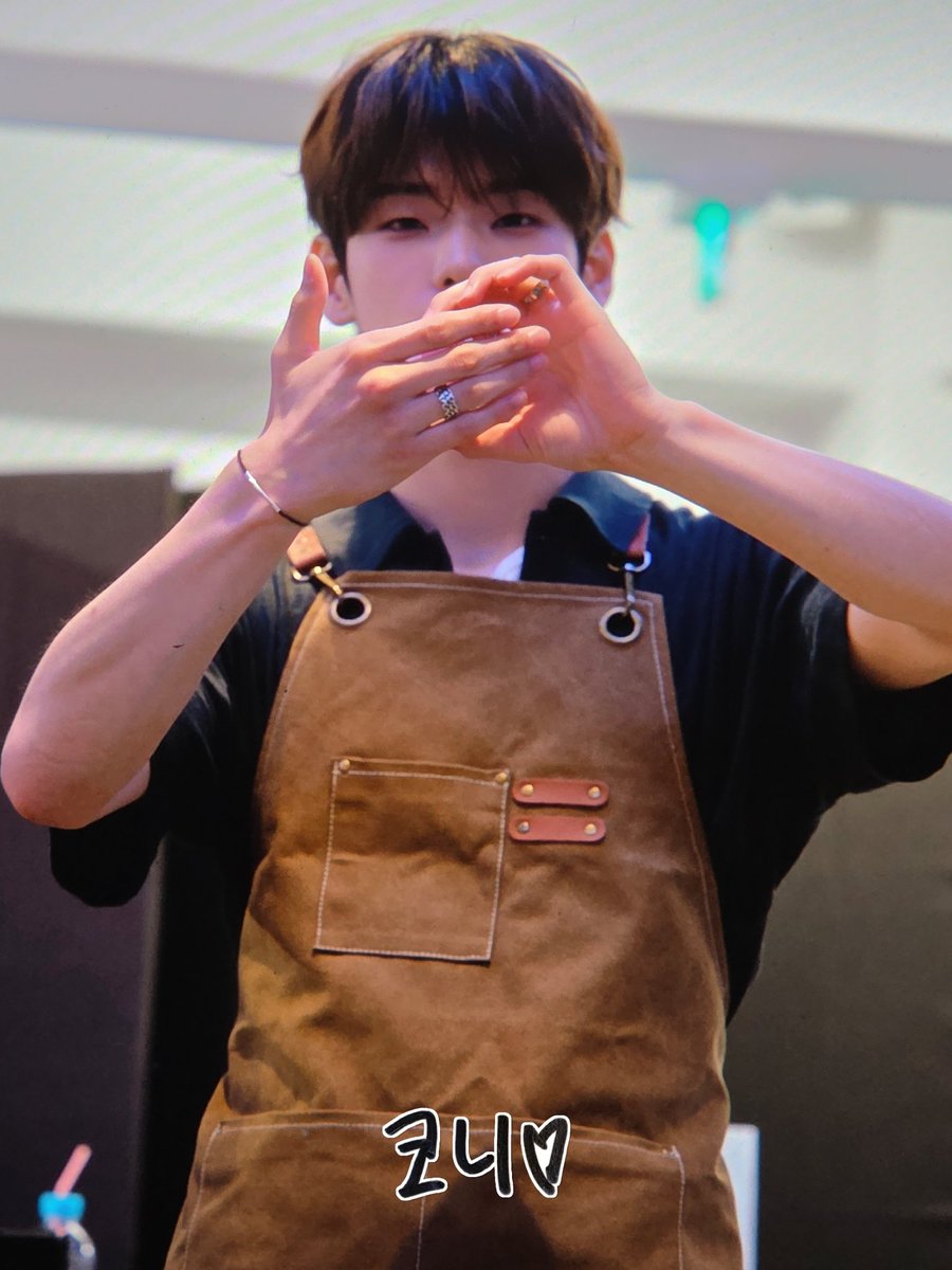 coniee0419's tweet photo. 260621 비트로드

너무 신기한 마술쑈

#82MAJOR #에이티투메이저 #에투메
#김도균 #도균 #KIMDOGYUN #DOGYUN https://t.co/1OQ5gFL8mo