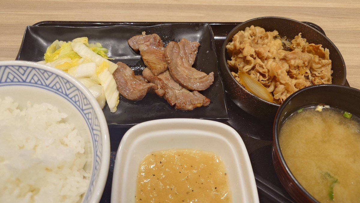 hirokconan's tweet photo. 吉野家の厚切り牛タンを食べてきました🐮

メニュー写真と比べると
うーん、パッと見は貧相かな？

でも食べると、しっかりとした厚みがあり旨みも感じられました😋

#吉野家
#厚切り牛タン https://t.co/JLS8fdnsBx