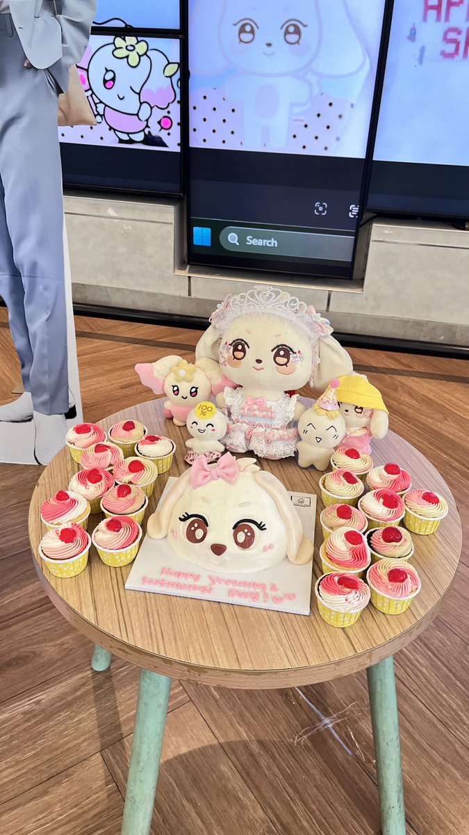 jayurobge's tweet photo. thanks for today everyone!!

mission accomplished: making memories and celebrating our yeosangie’s birthday🎂✨

once again, happy birthday yahh yeosang🥹🤍

✶ #ateez #yeosang #SuperUltraYeosang615 ✶ https://t.co/hhyp0cijeY