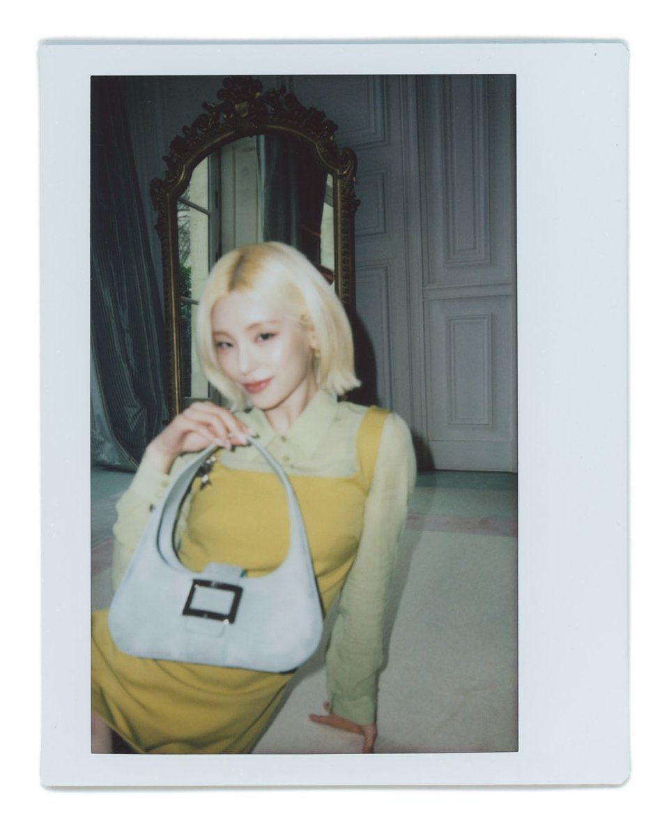 yeji_news's tweet photo. 260621 Roger Vivier Instagram Update

Behind the scenes of the 2026 Autumn campaign. YEJI portrayed between takes in the salons of Maison Vivier.

#RogerVivier #YEJI #GherardoFelloni #Autumn26 #BelleVivier

🔗 https://t.co/hxEhPam9Uy https://t.co/vap2HviqTc