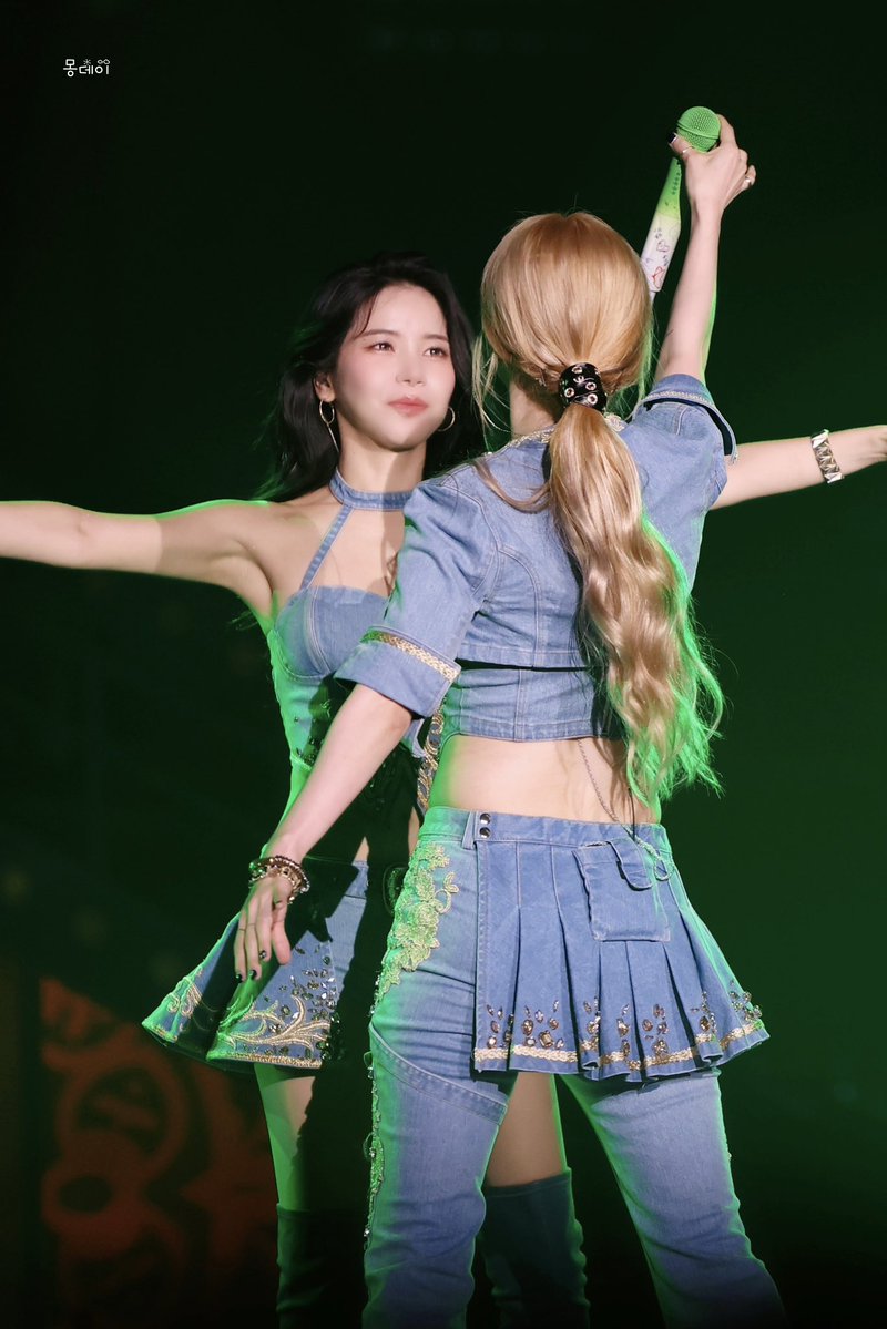 mondayblue__s's tweet photo. 260621 마마무 4WARD 서울 콘서트 막공

오늘의 용콩별콩 ❤️

#마마무 #솔라 #문별
#MAMAMOO #SOLAR #MOONBYUL https://t.co/LNh0PyxoRe
