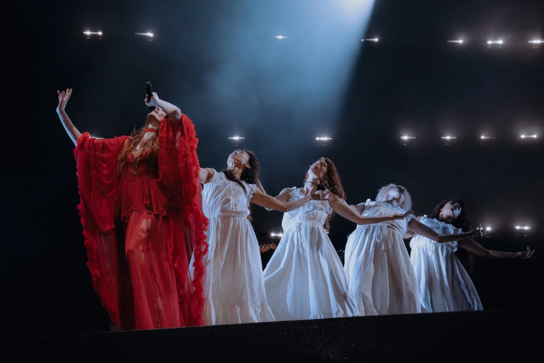 welcharchive's tweet photo. florence welch performing at the hurricane festival in scheeßel, germany. photographed by harriet bols. https://t.co/Rn4AThUvu5