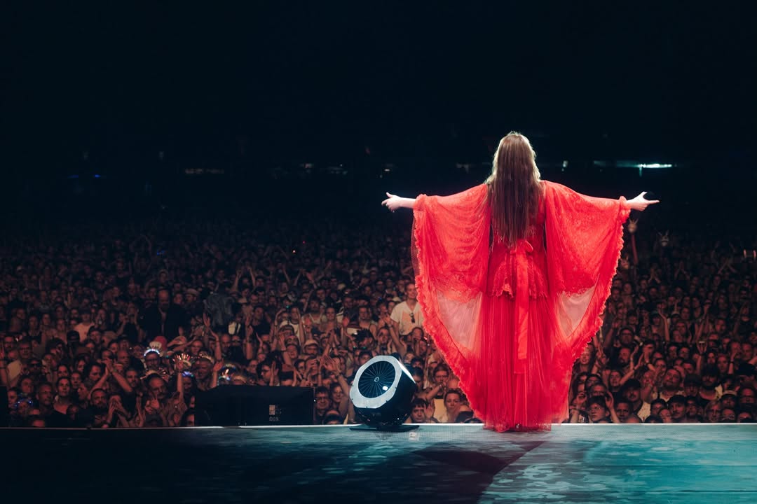 welcharchive's tweet photo. florence welch performing at the hurricane festival in scheeßel, germany. photographed by harriet bols. https://t.co/Rn4AThUvu5
