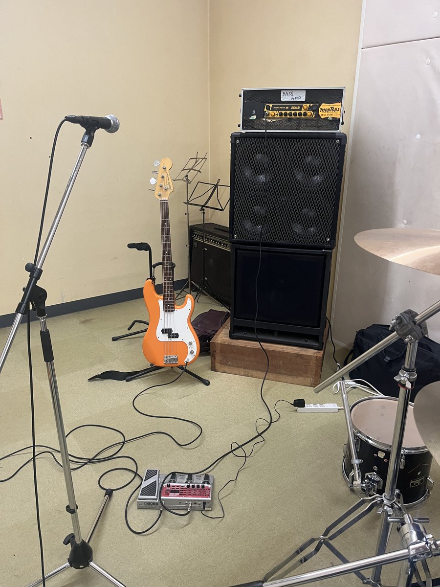 ty01182005's tweet photo. 今日は先日押入れの中から出てきたプレベを使って、テツスペシャルバンドのリハーサル。
少し疲れたけれども楽しかった😃 https://t.co/oTuhcsocFm