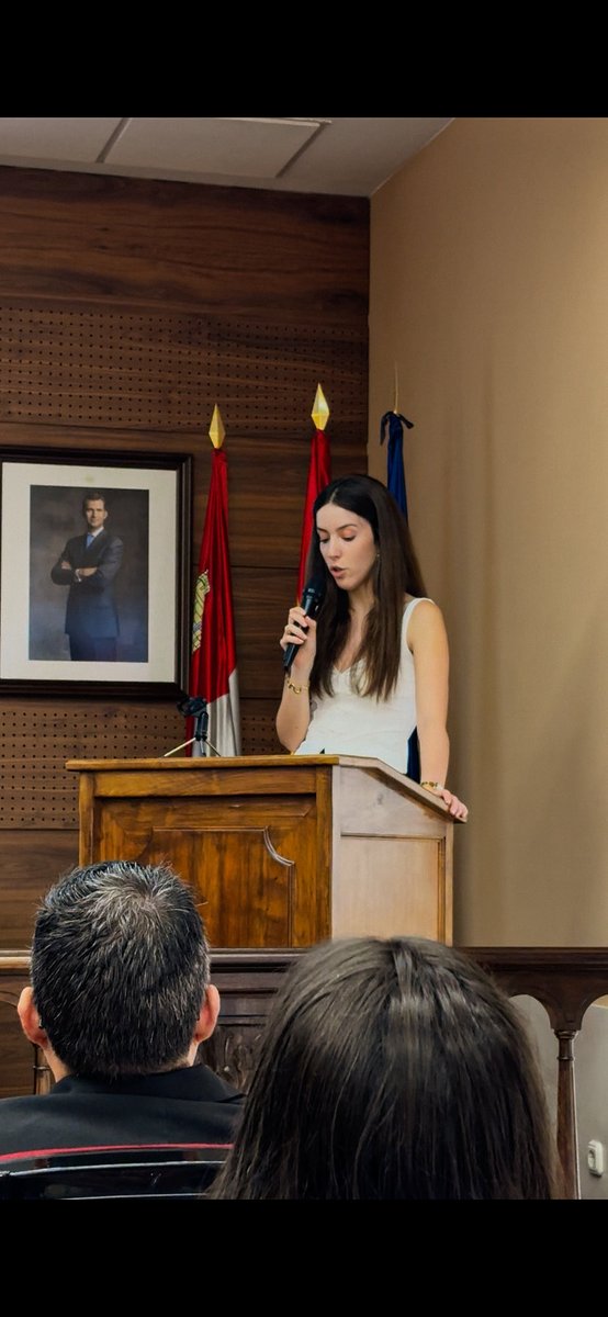 anatascon_'s tweet photo. El viernes recibí el premio extraordinario del grado en Derecho en el Paraninfo de la @usal. 
También finalicé el MU en cibercriminalidad, con la ponencia de Fidel Solera.
Gracias a todos los que nos acompañasteis; sobre todo a @febuma, director de la titulación. https://t.co/fqJ5oZ73UA