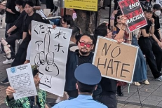 was_a_rabbit's tweet photo. 「NO HATE」と掲げながら同時に中���立てて「くたばれアホ」って、共産党系左翼活動家は理解を超えますね

それにしても下品すぎる、絶対近づきたくないわー https://t.co/Sq5N6ge169