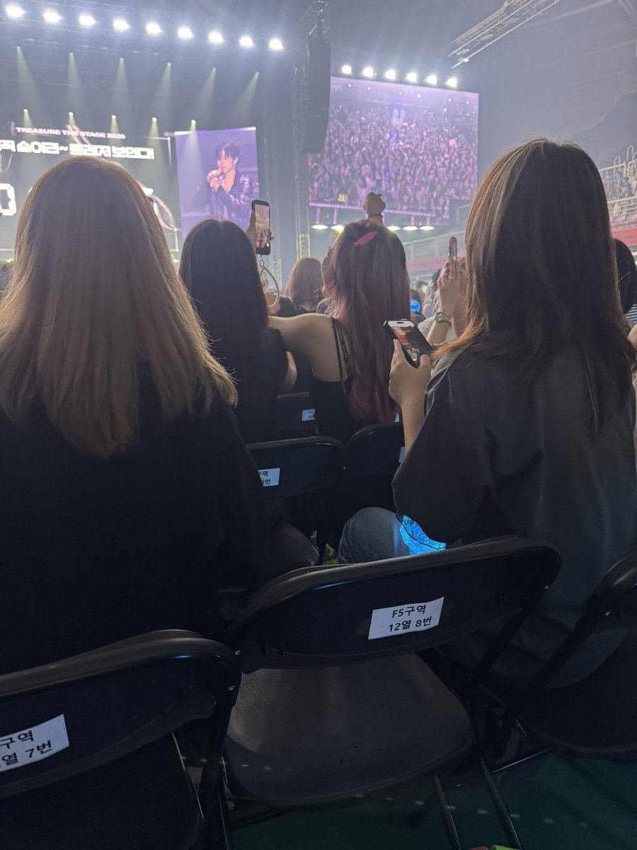 jaesixtwelve's tweet photo. What just happened?! Nonchalant final boss si ate mo girl here 😂  he was supposed to hide in front of us! Panira lang yung harang. #TREASURETHESTAGE https://t.co/Rs0rc6YSnz