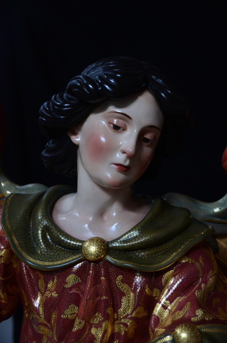 EspDeTriana's tweet photo. #PATRIMONIO | Culminación de la policromía y del estofado de los arcángeles del retablo del Santísimo Cristo de las Tres Caídas 

La culminación del retablo del Santísimo Cristo de las Tres Caídas avanza con la recuperación y puesta en valor de los primitivos arcángeles que lo integran, una intervención que supone uno de los últimos hitos en la conclusión del conjunto. La artista Encarnación Hurtado ha sido la encargada de devolverles todo su esplendor mediante una cuidada policromía, realizando las encarnaduras al óleo y los ricos decorados estofados al temple sobre la superficie previamente dorada y posteriormente cincelada, respetando las técnicas tradicionales propias de la imaginería y la ornamentación barroca.

Por su parte, los trabajos de dorado han sido ejecutados en el taller de Paco Pardo, donde se ha llevado a cabo una minuciosa labor que permite recuperar la riqueza cromática y ornamental de estas piezas históricas. El delicado cincelado y los refinados motivos vegetales y florales que recorren las vestiduras de los arcángeles realzan la magnificencia del conjunto y subrayan el carácter solemne del retablo.

#EsperanzaDeTriana