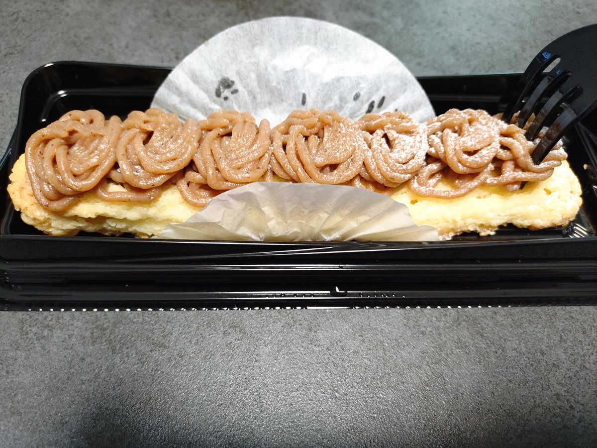 sktgin101's tweet photo. サーモンまつり
目的のものは買ったけど、…サーモン買ってなかった…
エクレアとブルーベリータルト美味い(笑) https://t.co/ckDKiPrFiD