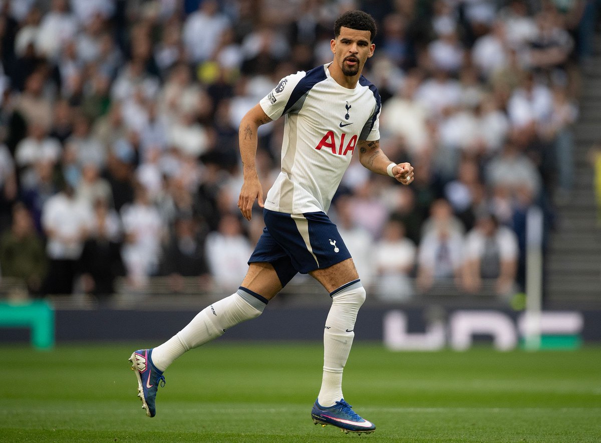 Leonard_Leazes's tweet photo. 🚨Dominic Solanke to Newcastle 🚨
#NUFC Director of Recruitment Andy Howe in London for face to face negotiations. Bid of £20m + Sandro Tonali turned down yesterday but Howe will meet asking price of £30m + Tonali today #COYS https://t.co/g4aEvgiXzO