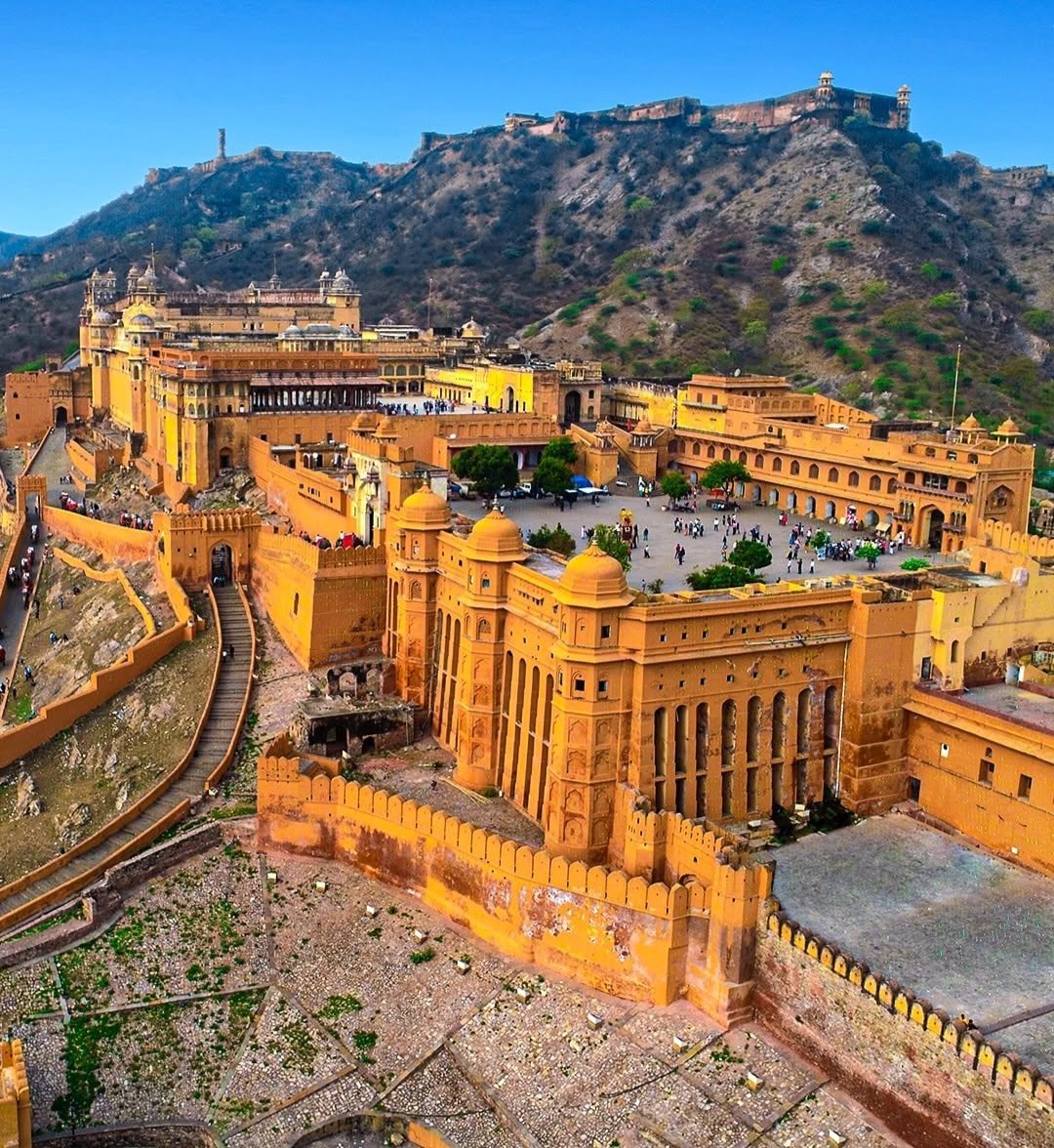 mrrhmehta1's tweet photo. The majestic Amber Fort, Rajasthan — a stunning blend of Rajput architecture and royal grandeur standing tall on the hill. 

One of the most iconic forts in India ❤️

#AmberFort #AmerFort #RajasthanHeritage #Jaipur #FortIndia #AestheticIndia #HeritageIndia https://t.co/MCVsUNlbvJ