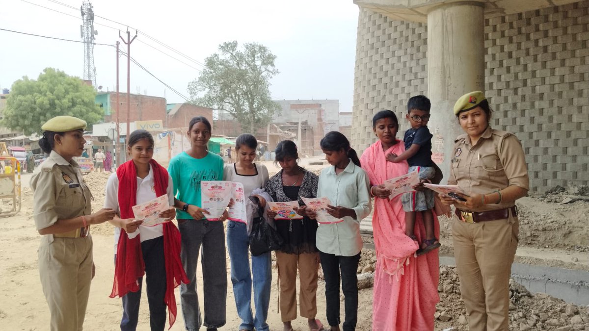 Journalistgaus's tweet photo. थाना मोहब्बतपुर पइंसा – ग्राम विविनियापुर में महिलाओं एवं बालिकाओं को साइबर सुरक्षा एवं महिला सशक्तिकरण हेतु संचालित योजनाओं की जानकारी प्रदान की गई। @kaushambipolice @UPPCLLKO @deo__kaushambi @ https://t.co/HJCBIQdUpR