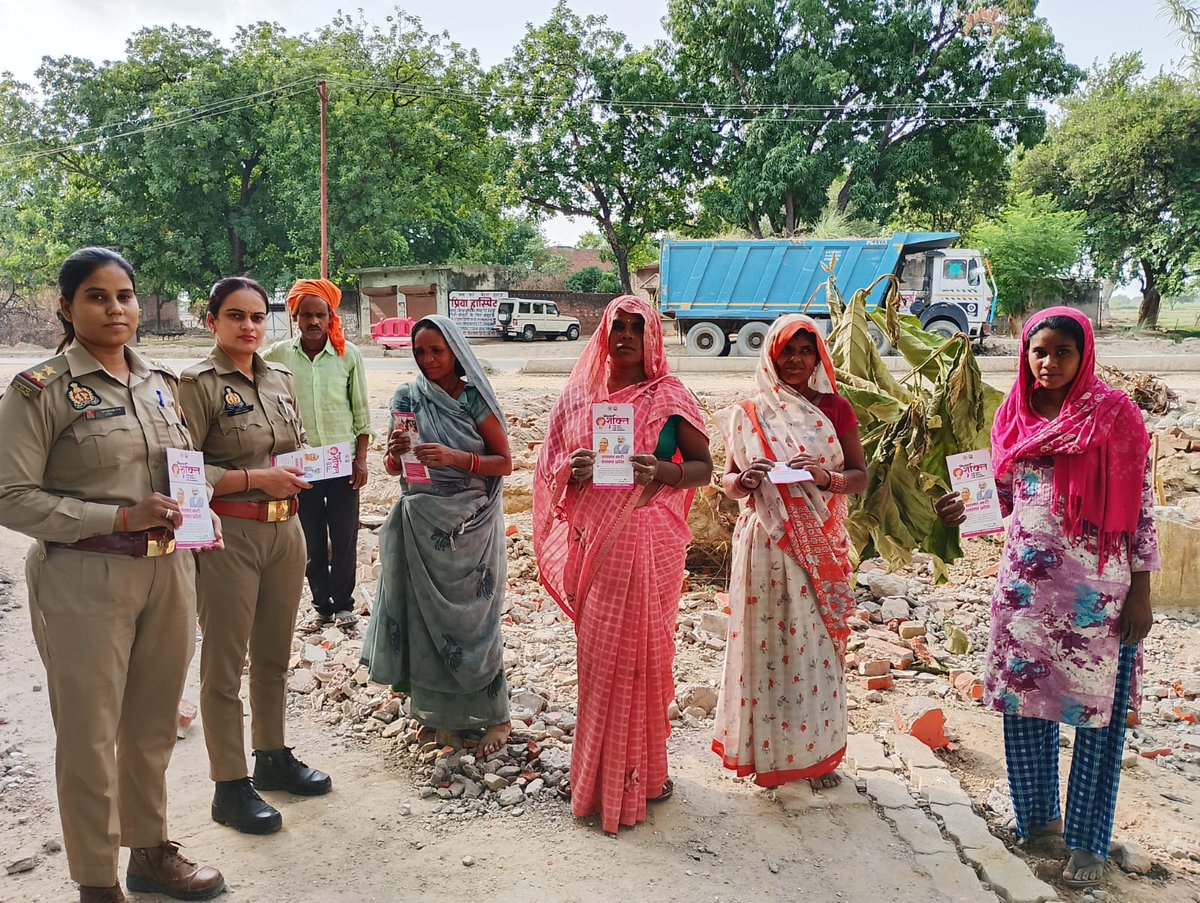 Journalistgaus's tweet photo. थाना मोहब्बतपुर पइंसा – ग्राम विविनियापुर में महिलाओं एवं बालिकाओं को साइबर सुरक्षा एवं महिला सशक्तिकरण हेतु संचालित योजनाओं की जानकारी प्रदान की गई। @kaushambipolice @UPPCLLKO @deo__kaushambi @ https://t.co/HJCBIQdUpR