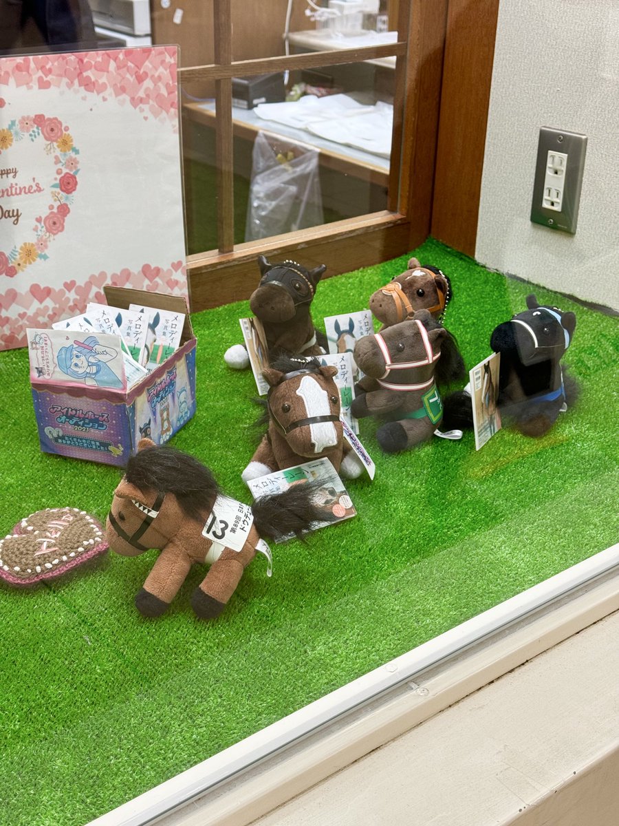 vincemacmahojr's tweet photo. タイトルホルダー、ウマ娘化おめでとう！
福島競馬場名物ターフィーショップ前展示のタイトルホルダー傑作選（メロディーレーン傑作選ともいう https://t.co/yPePkpkdnj