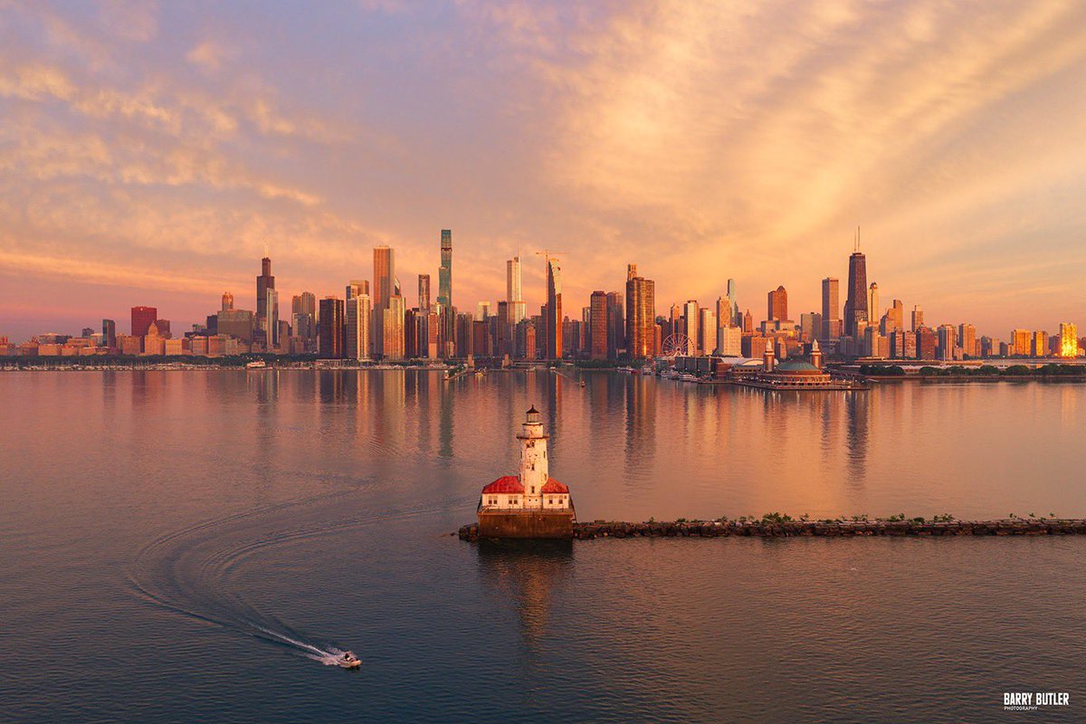 barrybutler9's tweet photo. Dazzling on Dad's Day.   This morning's Chicago sunrise along the Lake Michigan shoreline.  #weather #news #sunrise #chicago #ilwx https://t.co/YmUpoJOPiz