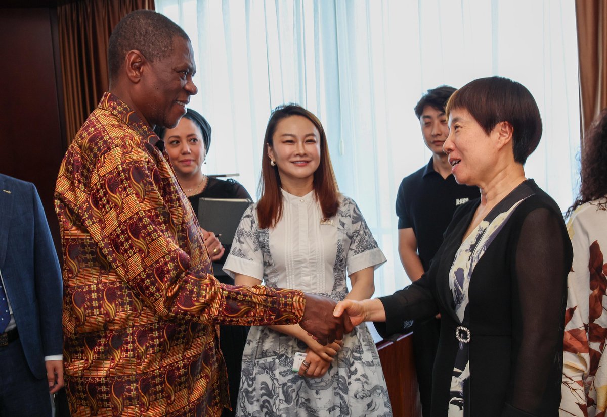 the_dtic's tweet photo. Deputy President Paul Mashatile together with Deputy Minister Zuko Godlimpi met with the Secretary-General of the International Hydrogen Fuel Association, Ms Wang Ju in Beijing, China today. #SAInChina #BetterAfricaBetterWorld https://t.co/0VEj5IU77h