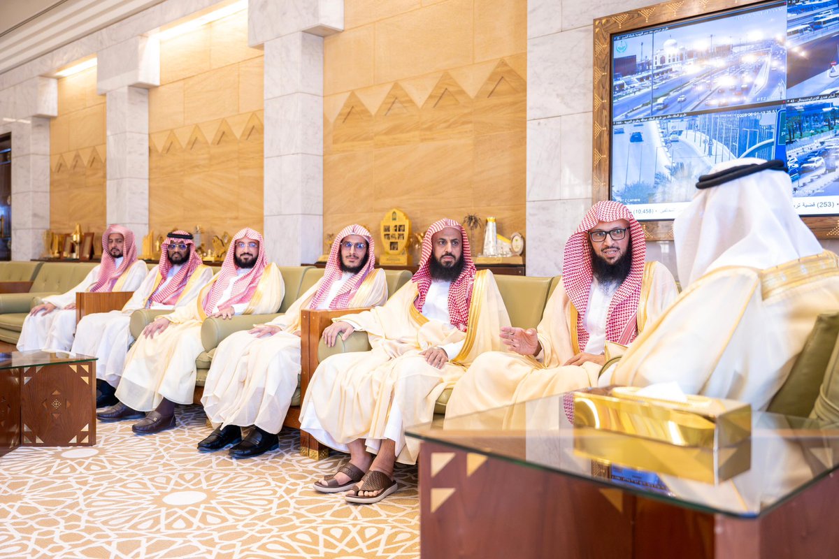 emara_alriyadh's tweet photo. سمو أمير #الرياض يستقبل مدير فرع هيئة الأمر بالمعروف بالمنطقة.
https://t.co/fcosUtM2nx

#إمارة_منطقة_الرياض https://t.co/D4KP4jBEgJ