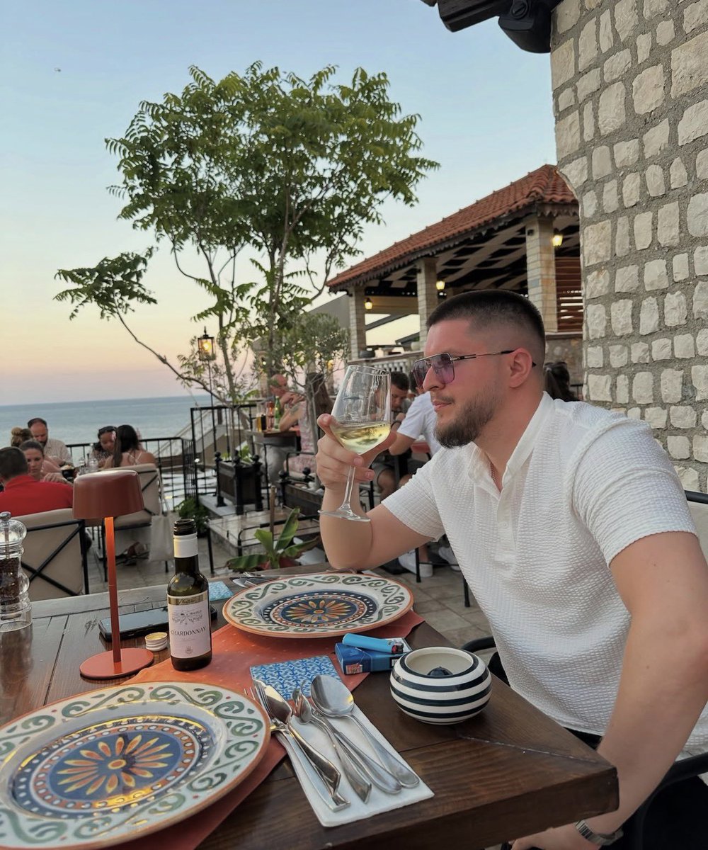 SpuidwardOSRS's tweet photo. Watching DMM All-Stars from Falador Castle, while sipping on my Saradomin Brew and Triple Eating https://t.co/uK3zGx4iiZ