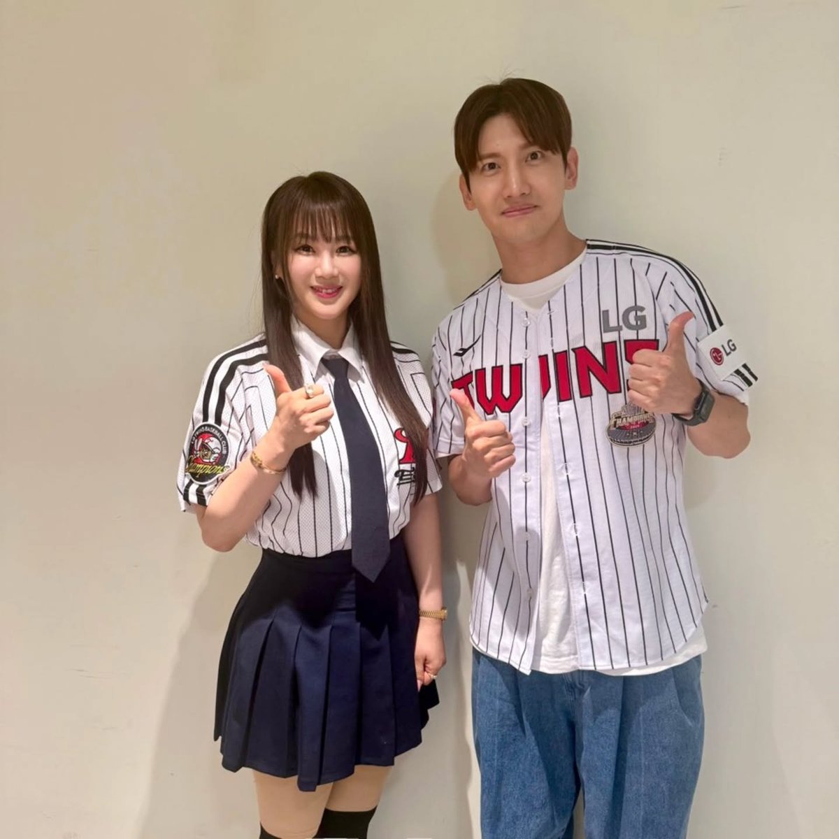 changmin88_IG's tweet photo. 260620
@ leejiyoung_official IG

안녕하세요.
동방신기의 최강창민님과 함께 엘지트윈스와 두산베어스의 라이벌전 2차전 팬덤중계로 승리요정이 되어왔습니다. 

https://t.co/hPtPTdQWMk https://t.co/JZzFKjQO73